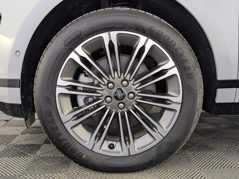 Land Rover Range Rover Evoque L 2.0 249PS MHEV Flowing Light Elegant в лизинг - 8