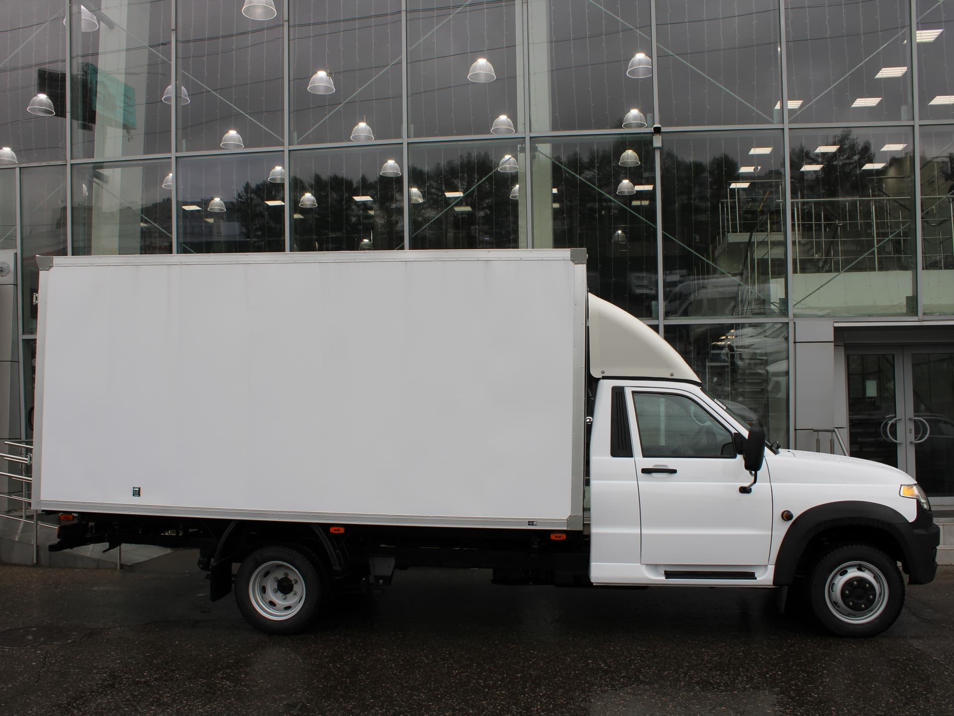 UAZ Profi Промтоварный фургон Base двускатный мост 4х2 2.7 5MT в лизинг - 6