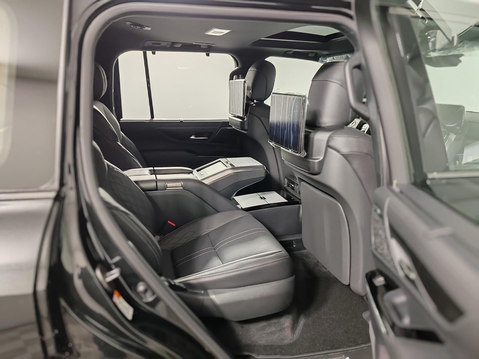 Lexus LX 600 VIP Black в лизинг - 23