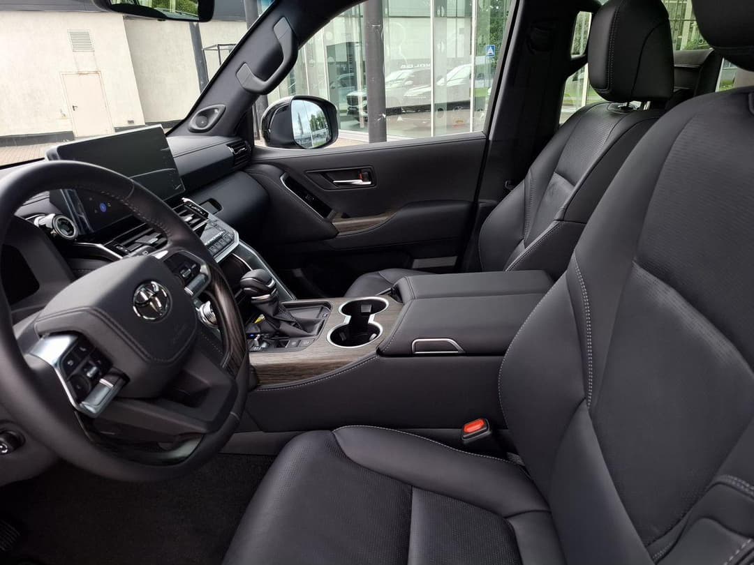 Toyota Land Cruiser 300 Люкс 7 мест 3.5 АТ в лизинг - 10