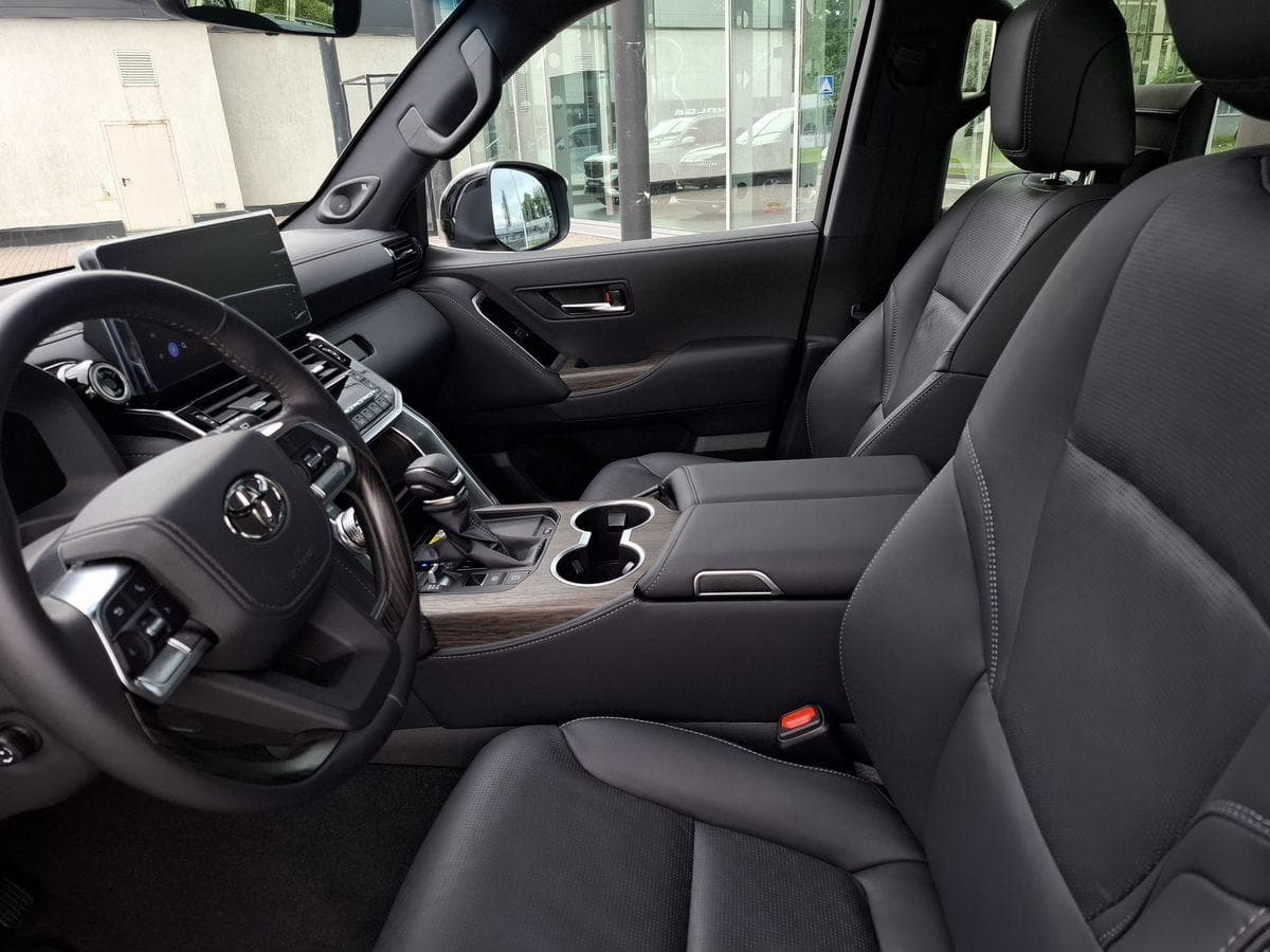 Toyota Land Cruiser 300 Люкс 7 мест 3.5 АТ в лизинг - 10