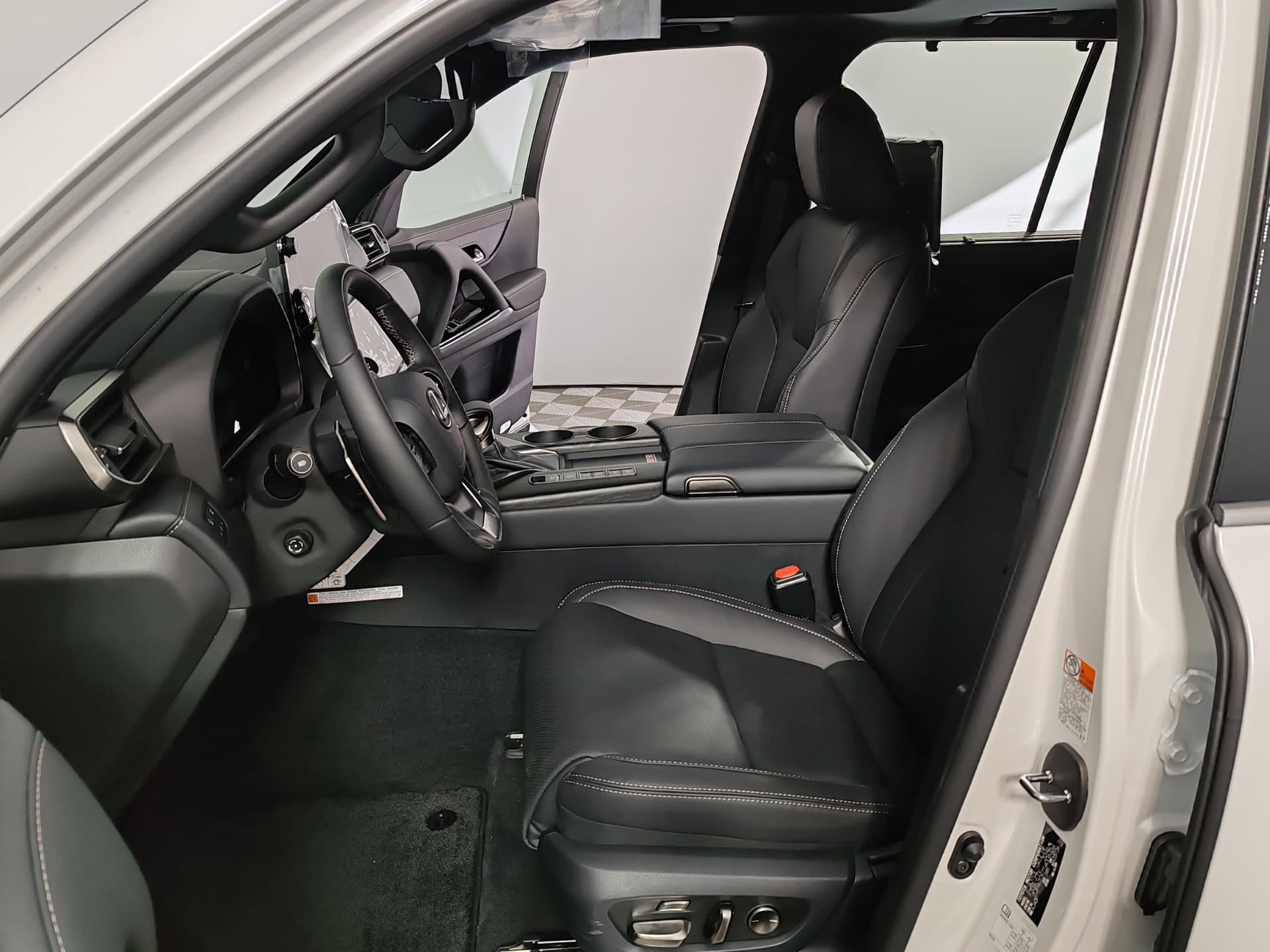 Lexus LX 500d Urban DSL в лизинг - 15