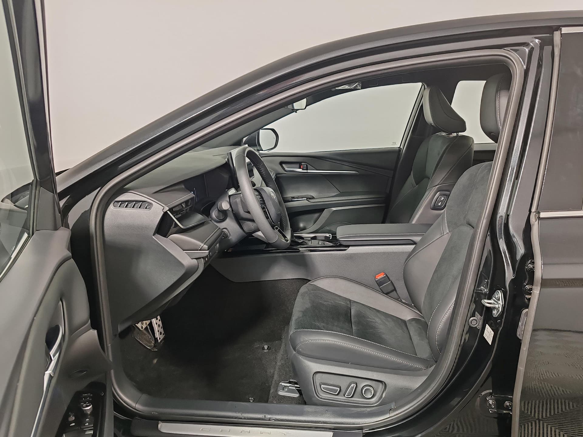 Toyota Camry 2.0HXS Sports Plus Edition в лизинг - 13