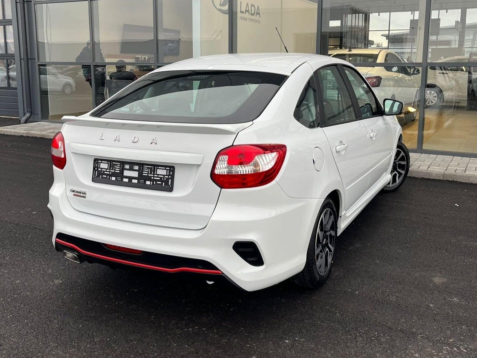Lada Granta Sportline лифтбек Comfort 1.6 106hp 5MT в лизинг - 4