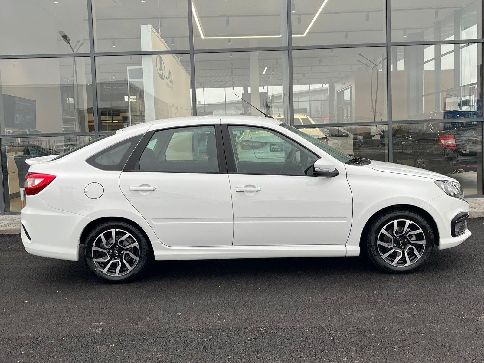 Lada Granta Sportline лифтбек Comfort 1.6 106hp 5MT в лизинг - 8
