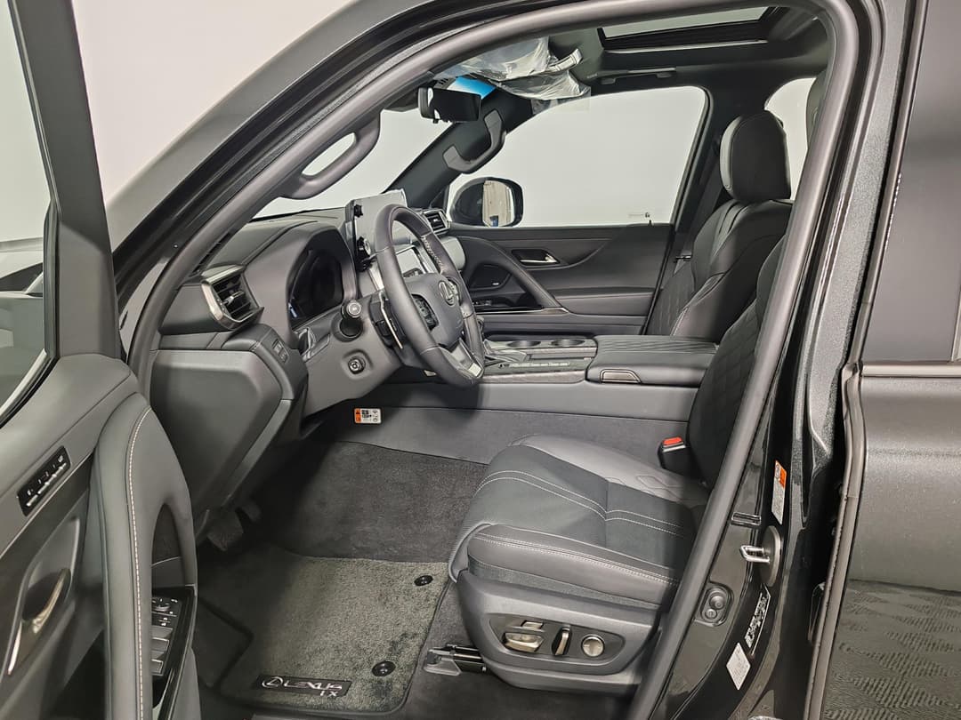 Lexus LX 600 VIP Black в лизинг - 14