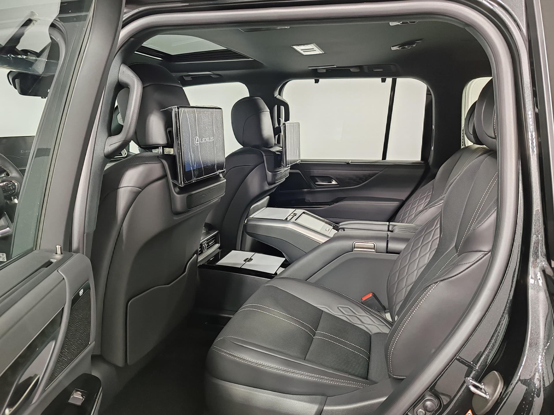 Lexus LX 600 VIP Black в лизинг - 17
