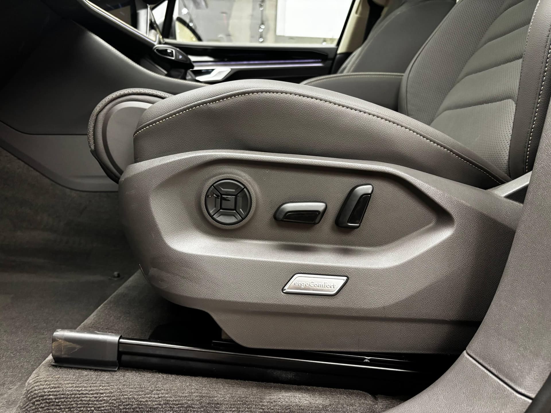 Volkswagen Touareg R-Line 2.0 TFSI 265hp 8AT в лизинг - 20