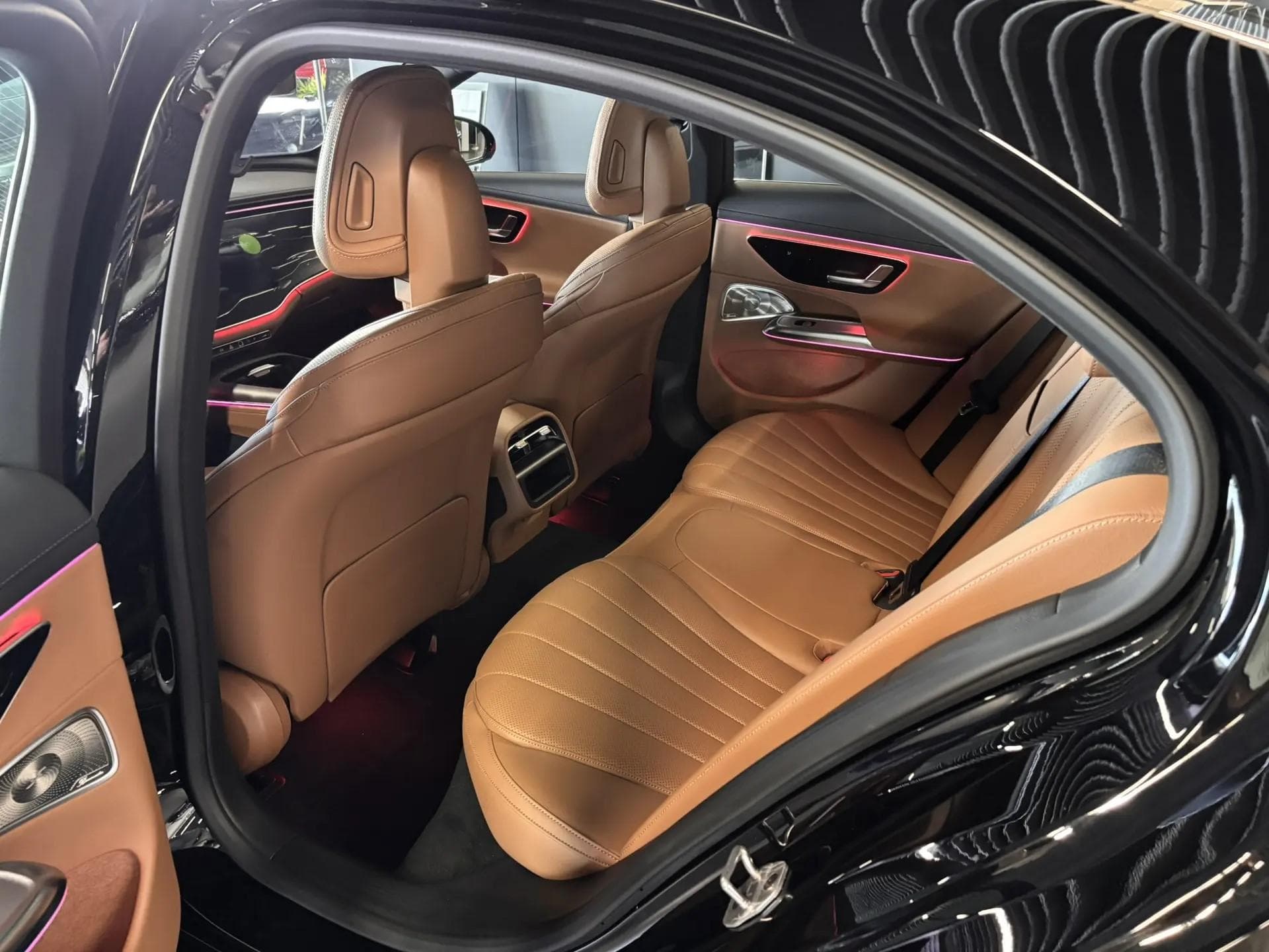 Mercedes-Benz E седан 300 полный привод АМГ Лайн (AMG Line) в лизинг - 9