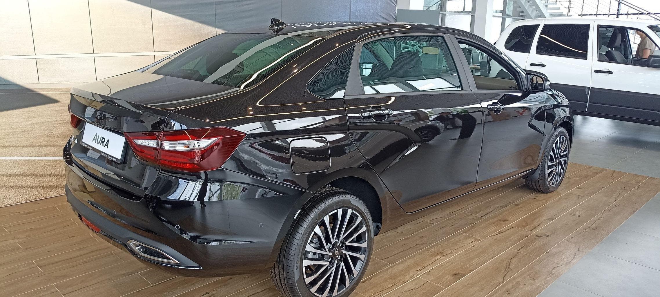 Lada Aura - 3