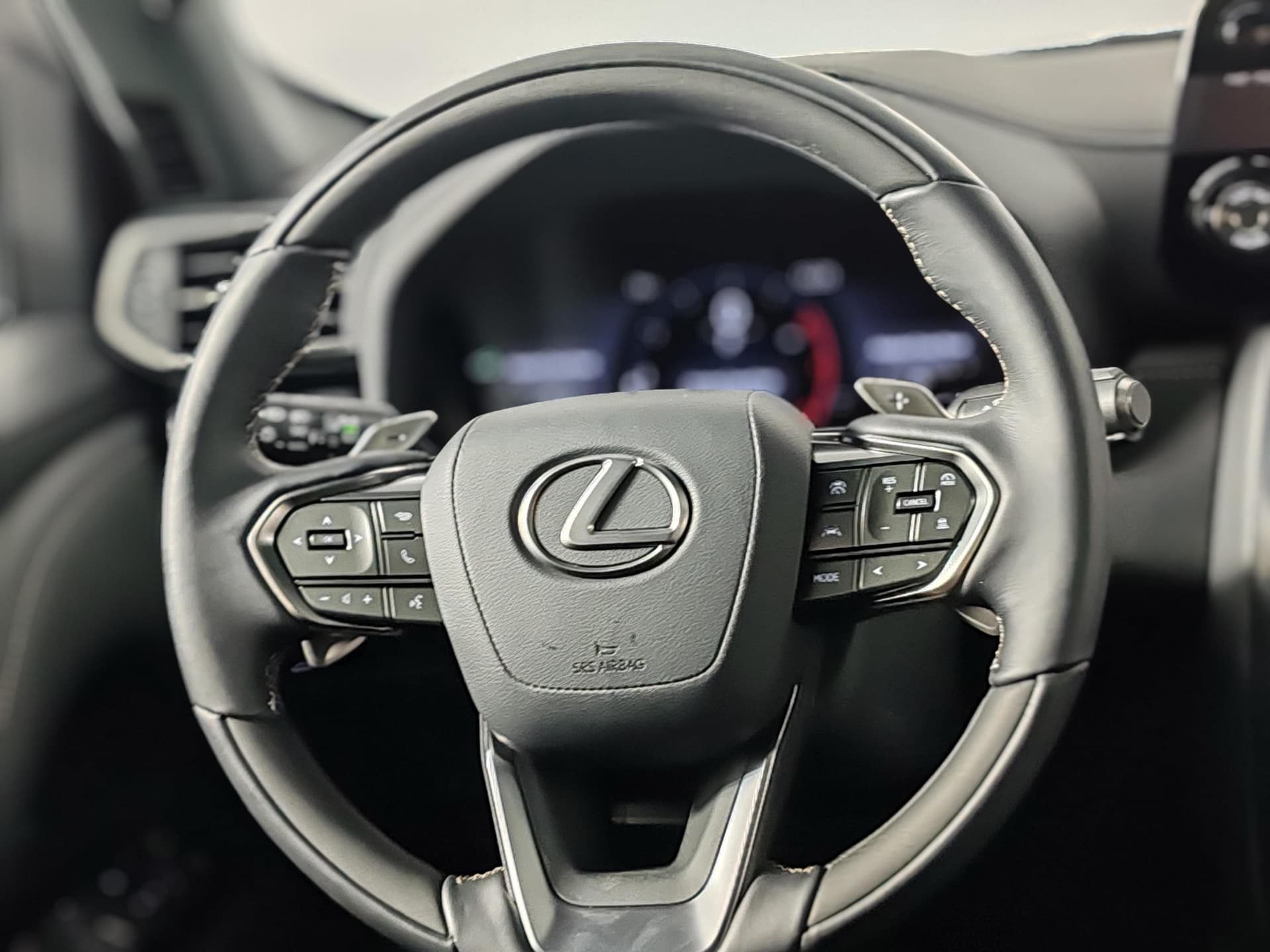 Lexus LX 600 VIP Black в лизинг - 21