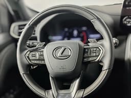 Lexus LX 600 VIP Black в лизинг - 21