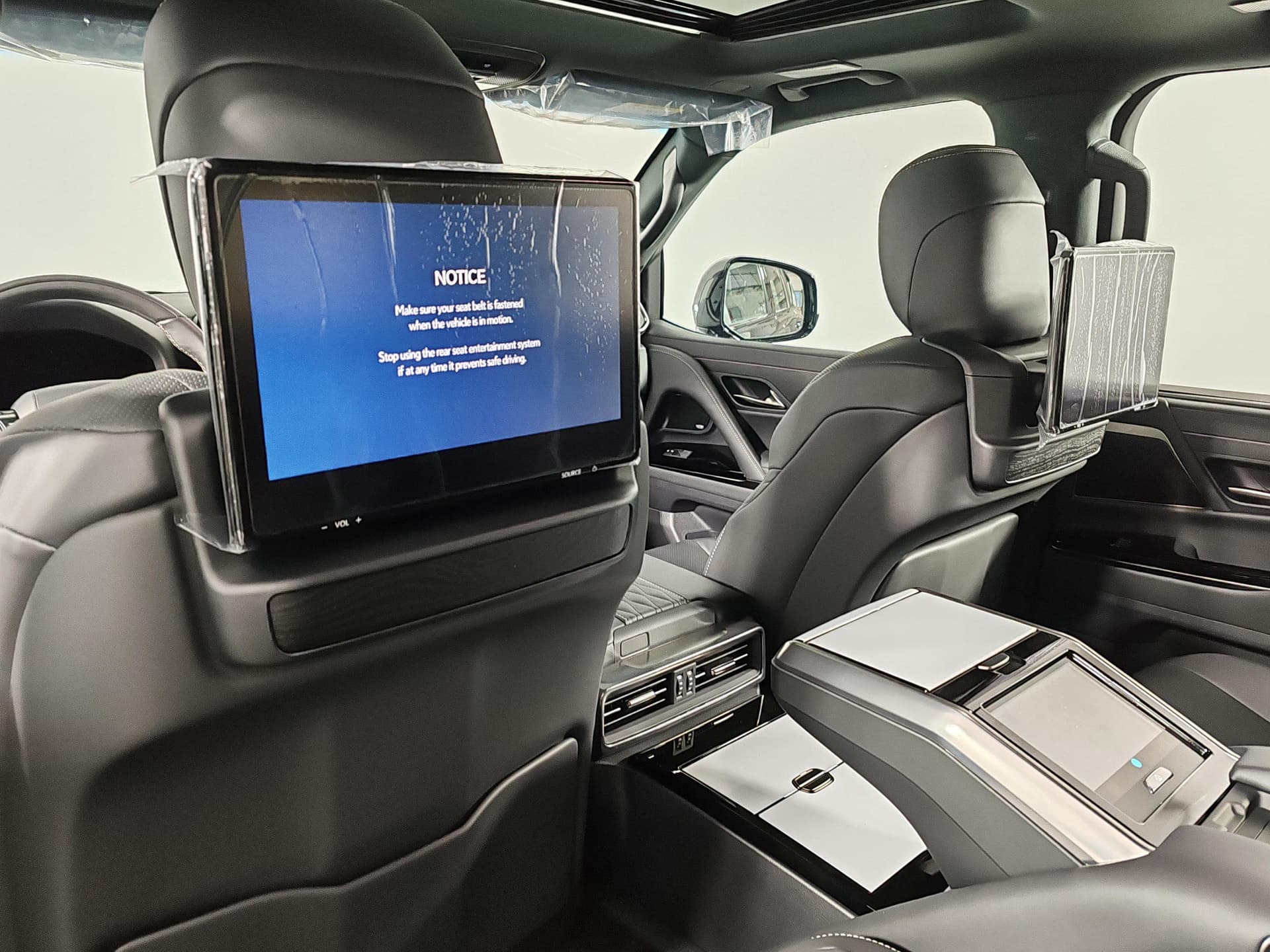 Lexus LX 600 VIP Black в лизинг - 18