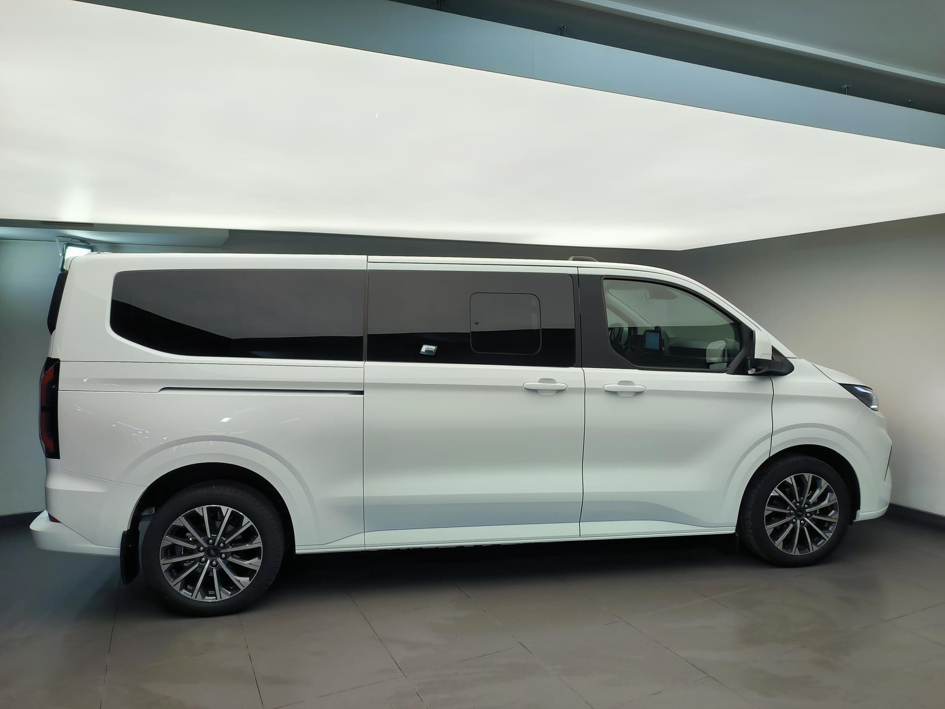 Ford Tourneo Custom Титаниум 320 длинная база 2.0 дизель 170 л.с. АТ полный привод в лизинг - 6