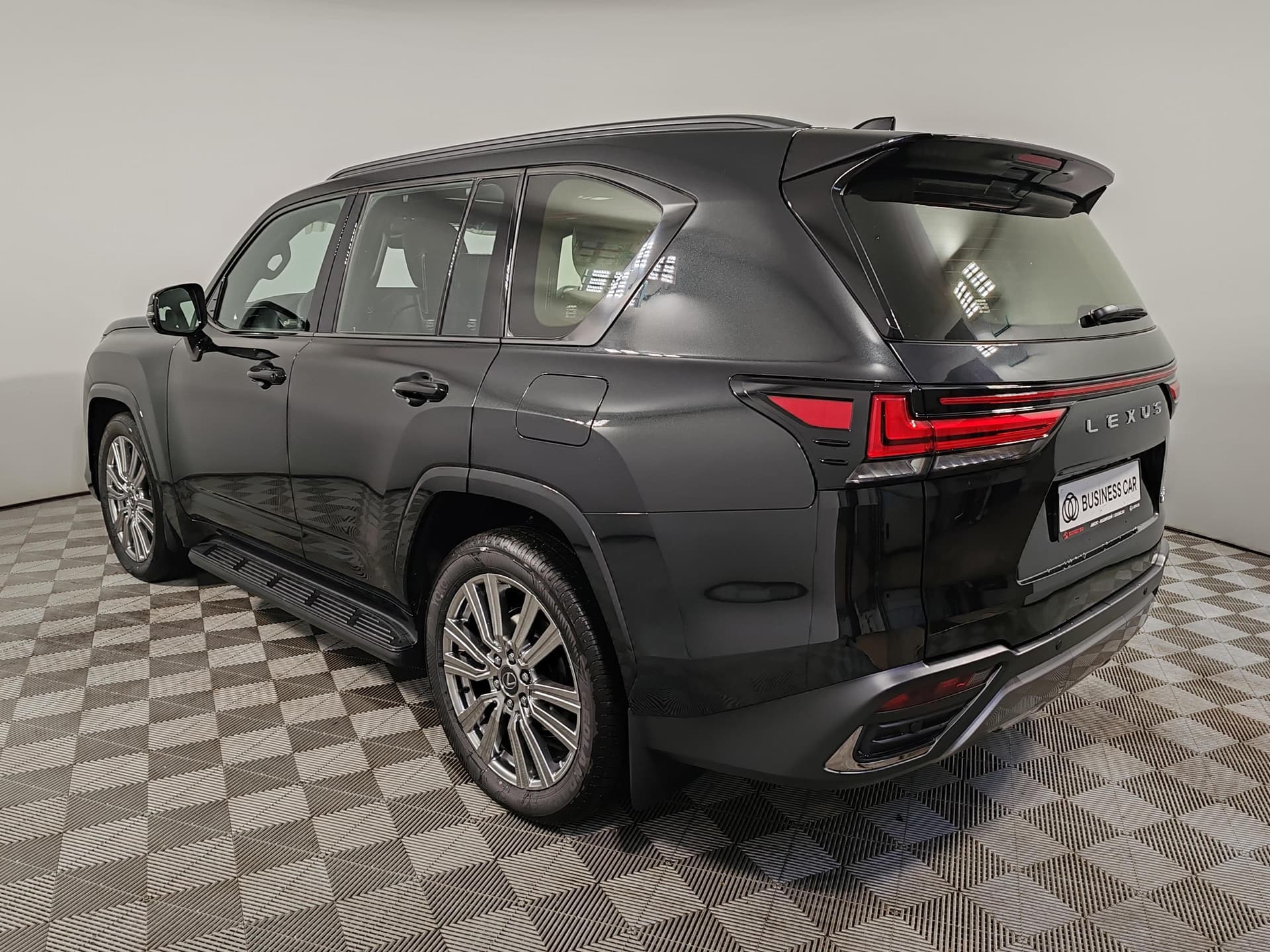 Lexus LX 600 VIP Black в лизинг - 8