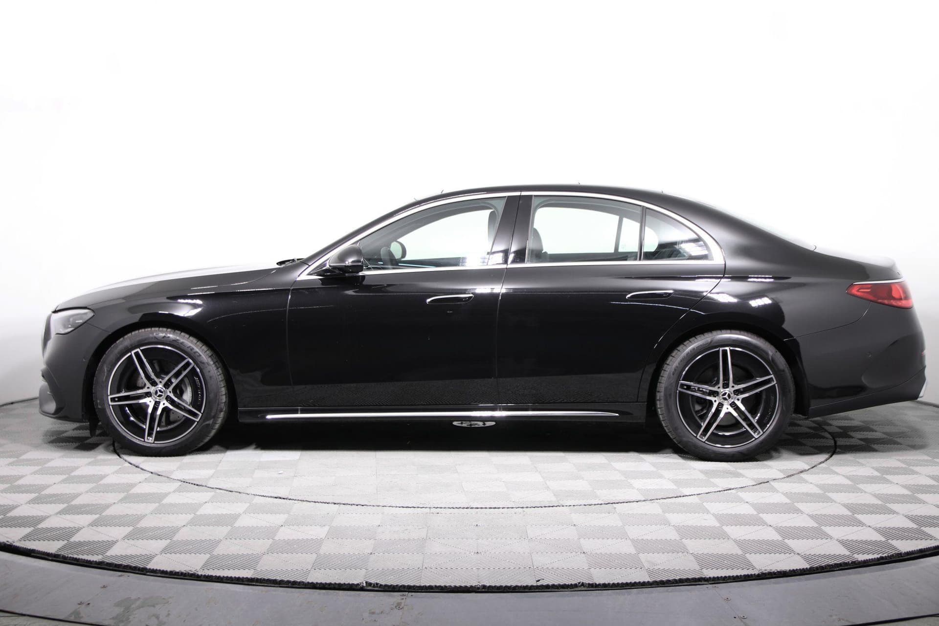 Mercedes-Benz E седан 300 полный привод АМГ Лайн (AMG Line) в лизинг - 3