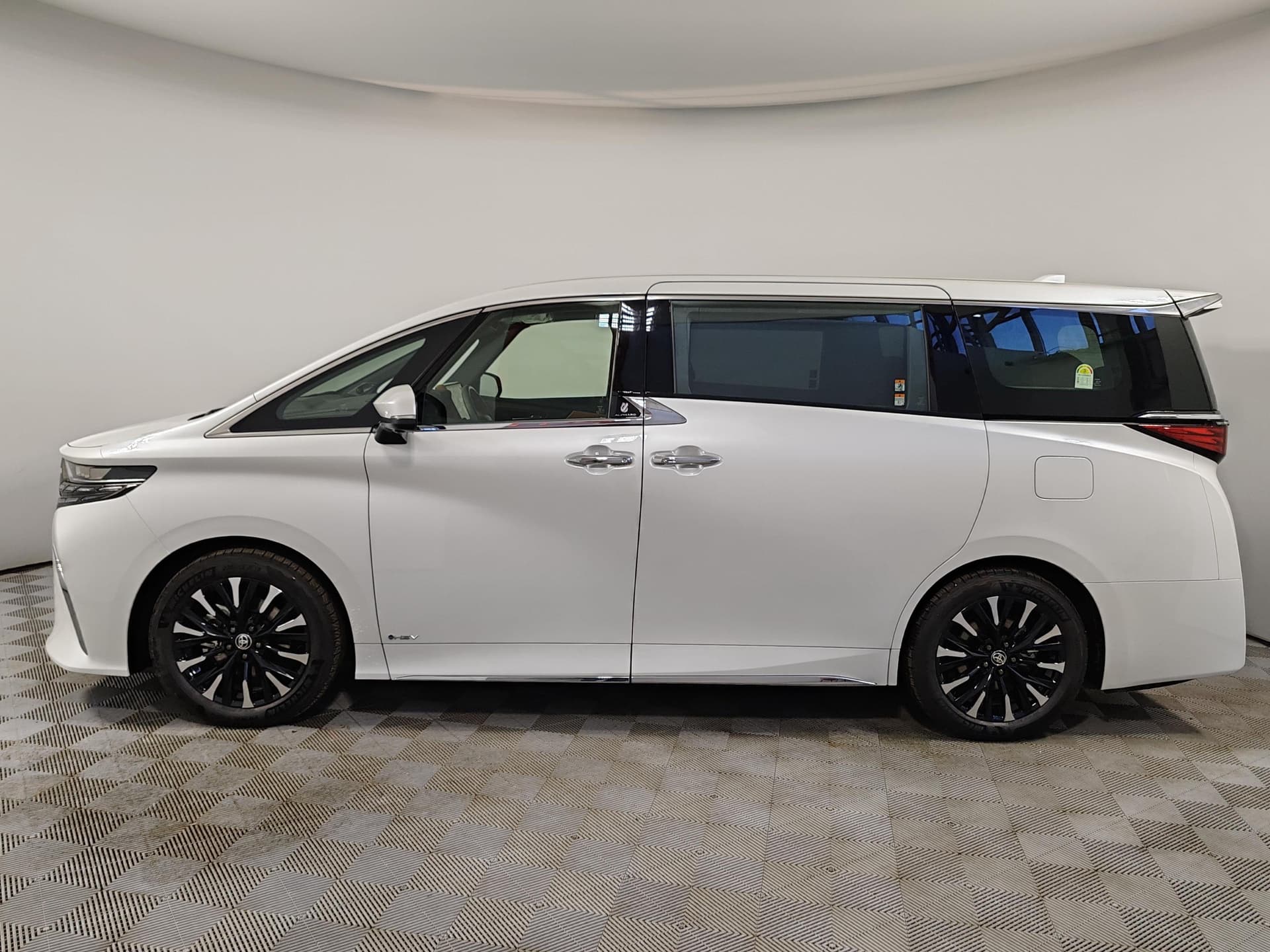 Toyota Alphard 2.5 HEV CVT в лизинг - 9