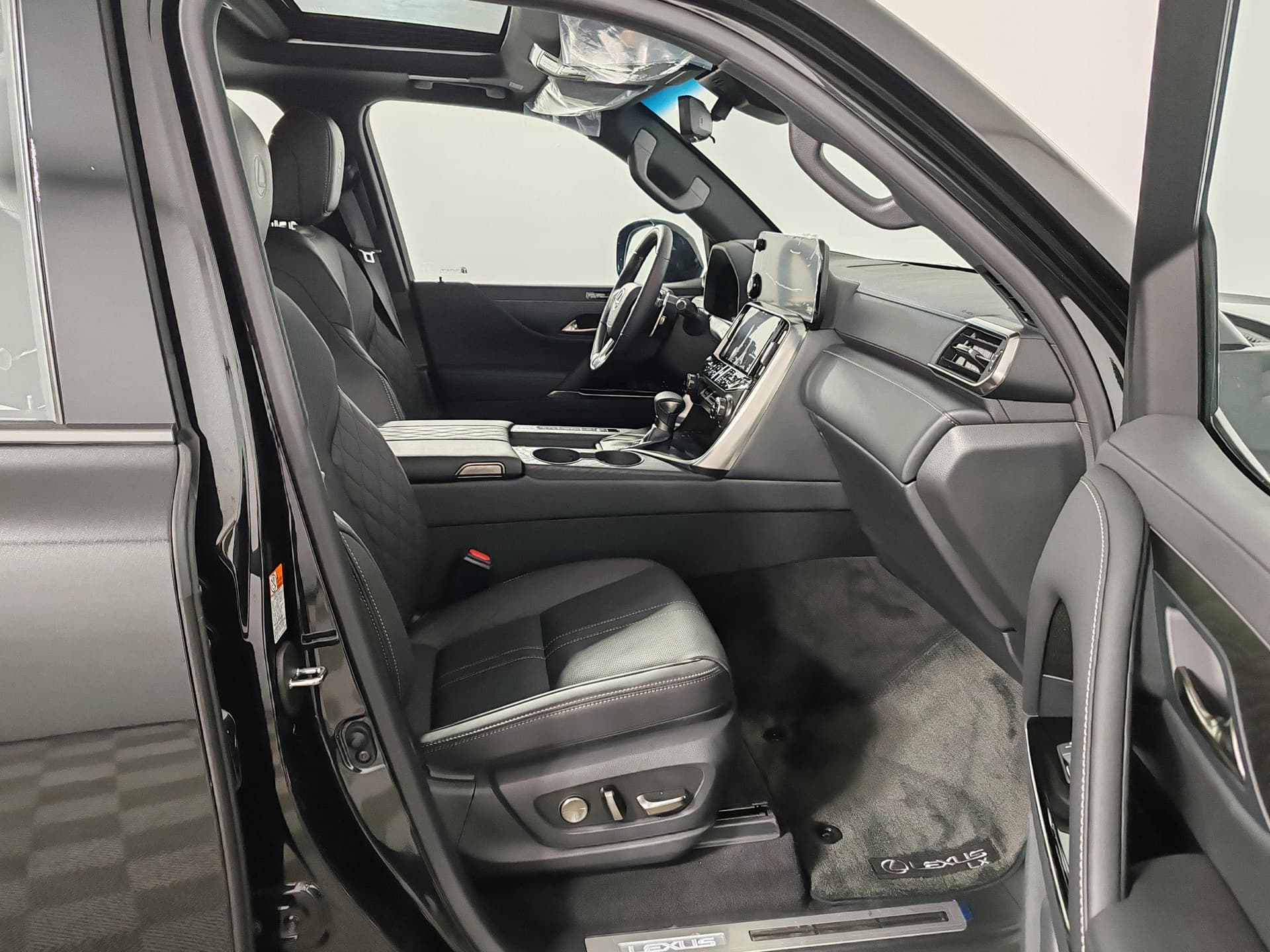 Lexus LX 600 VIP Black в лизинг - 27