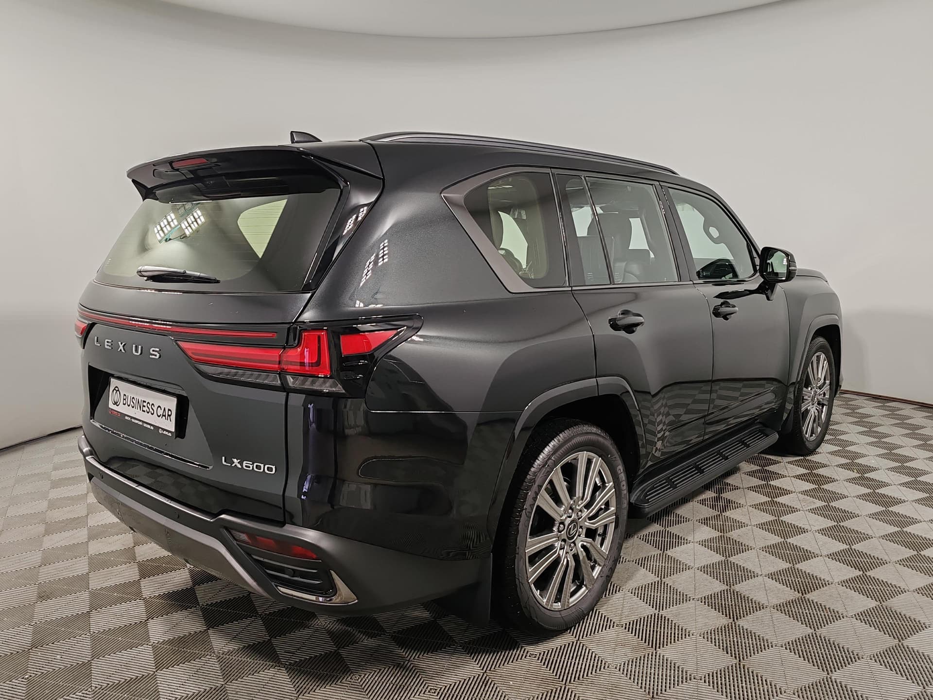 Lexus LX 600 VIP Black в лизинг - 6