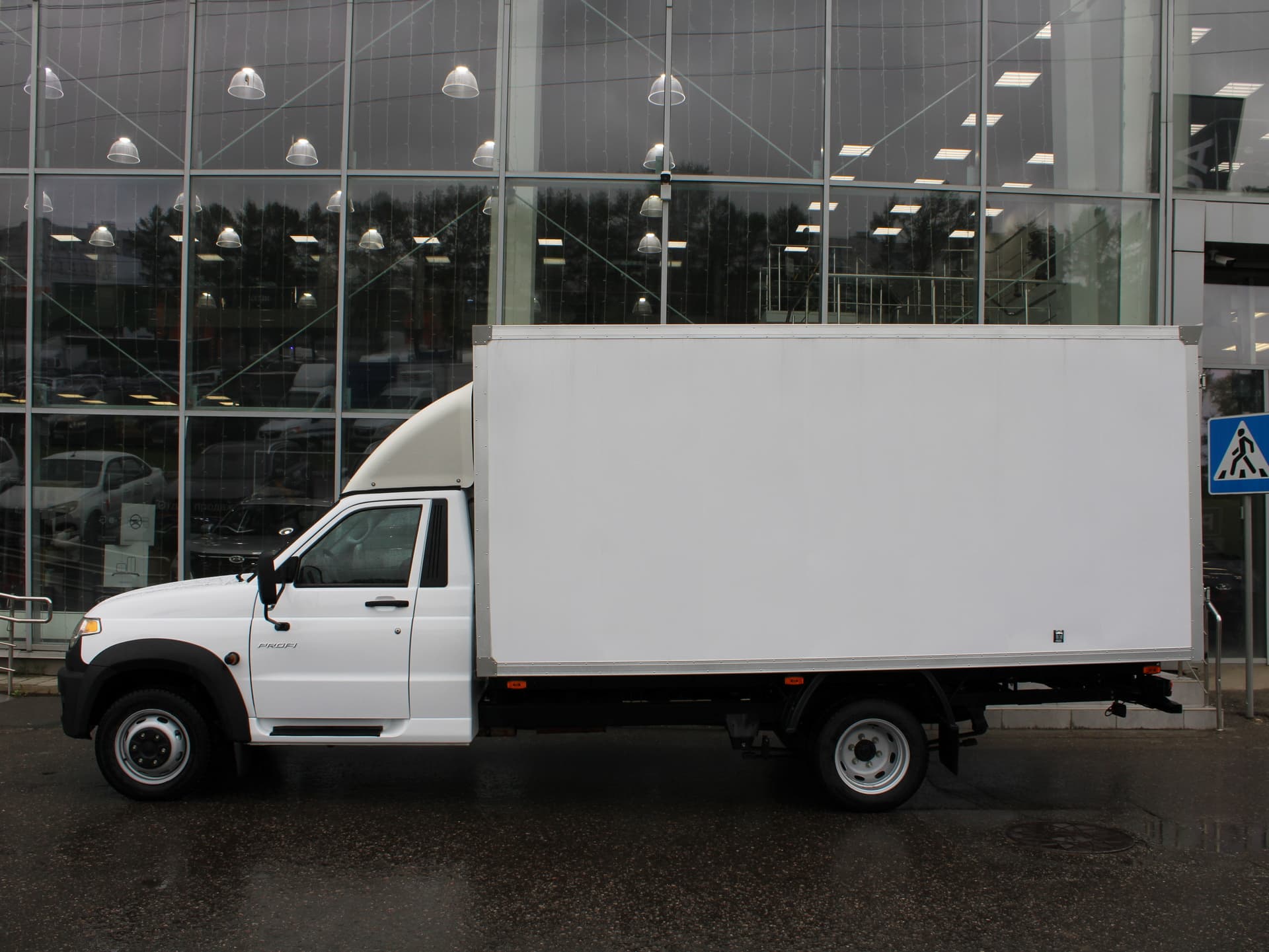 UAZ Profi Промтоварный фургон Base двускатный мост 4х2 2.7 5MT в лизинг - 5
