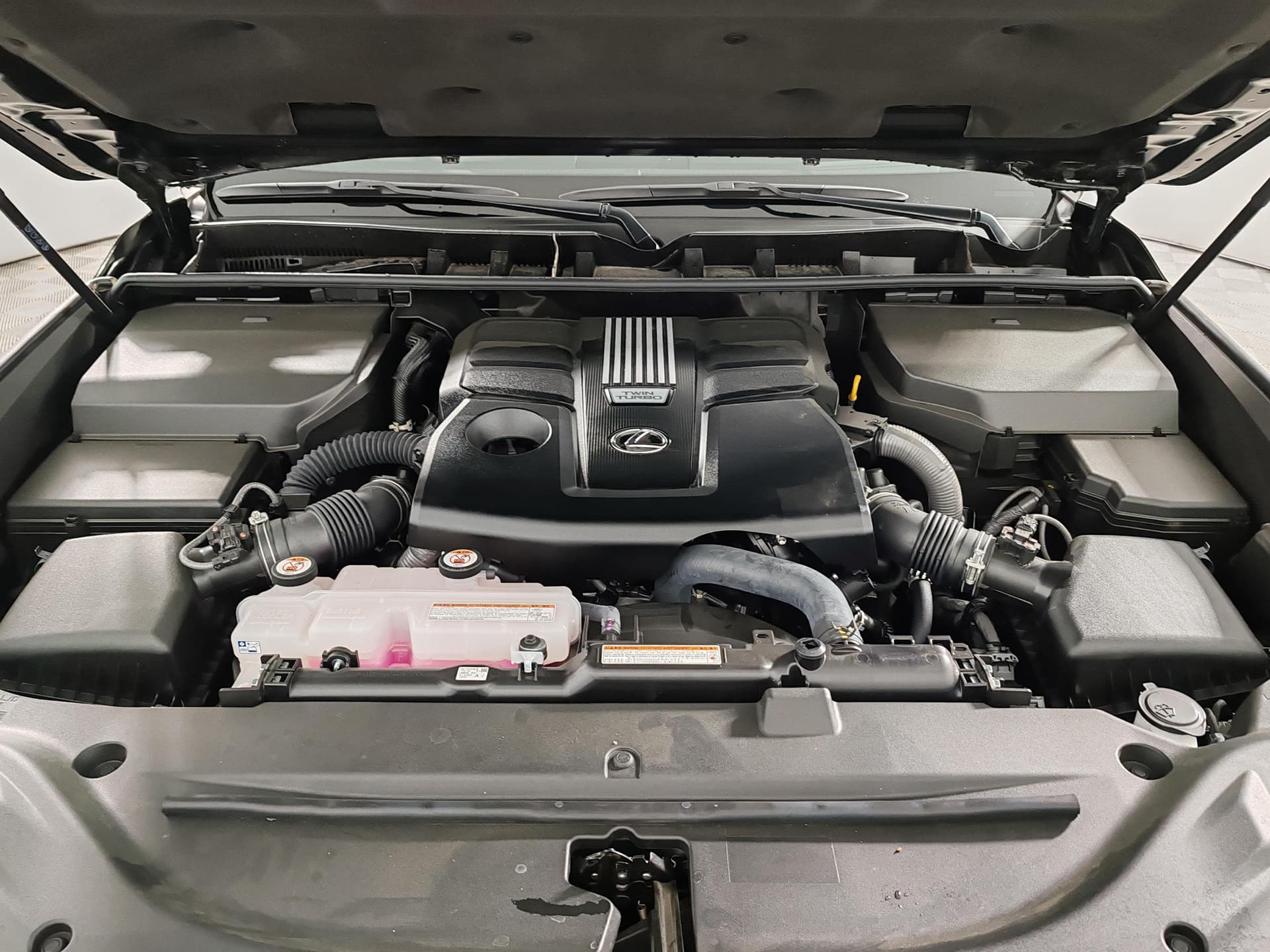 Lexus LX 600 VIP Black в лизинг - 12