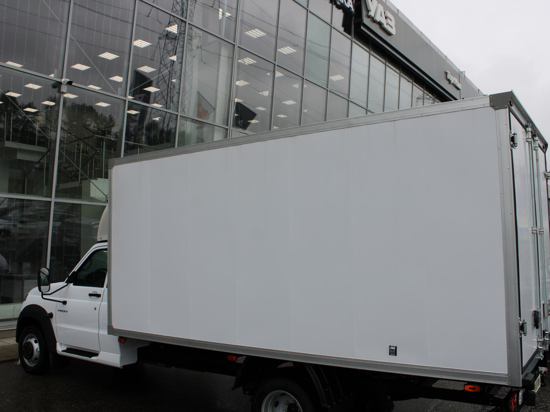 UAZ Profi Промтоварный фургон Base двускатный мост 4х2 2.7 5MT в лизинг - 9