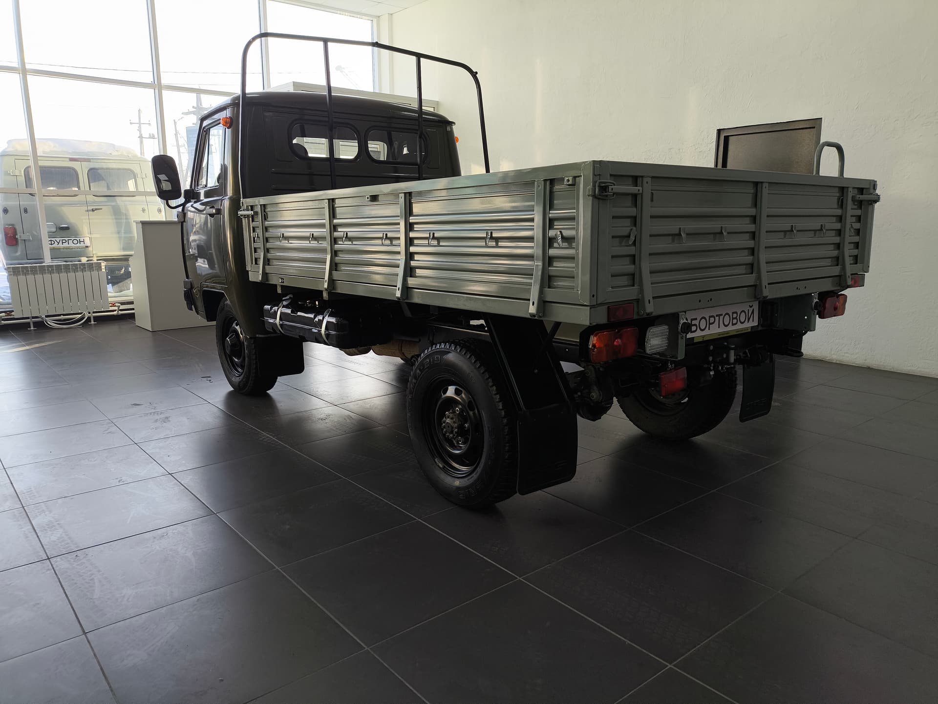 UAZ 3303 Бортовой Одинарная кабина без ABS 2.7 5MT в лизинг - 7