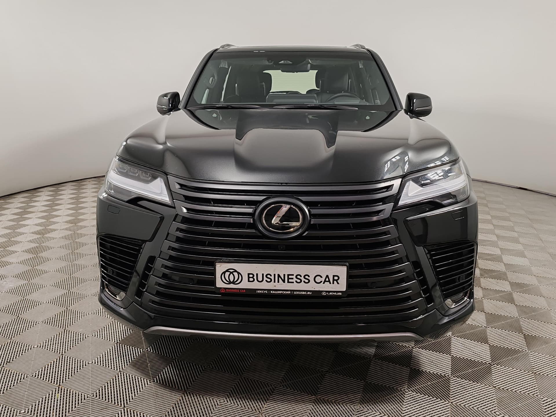 Lexus LX 600 VIP Black в лизинг - 3