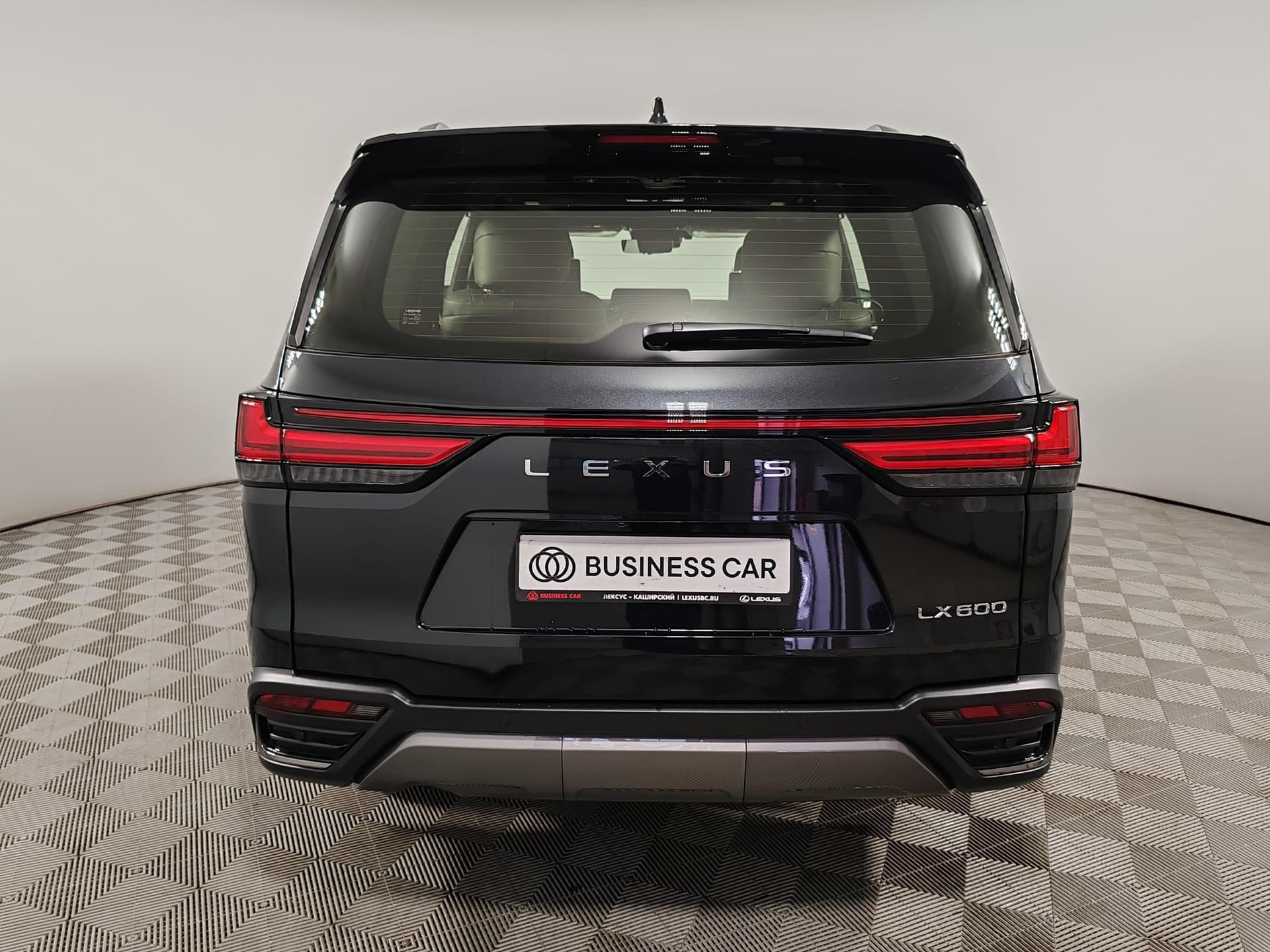 Lexus LX 600 VIP Black в лизинг - 7