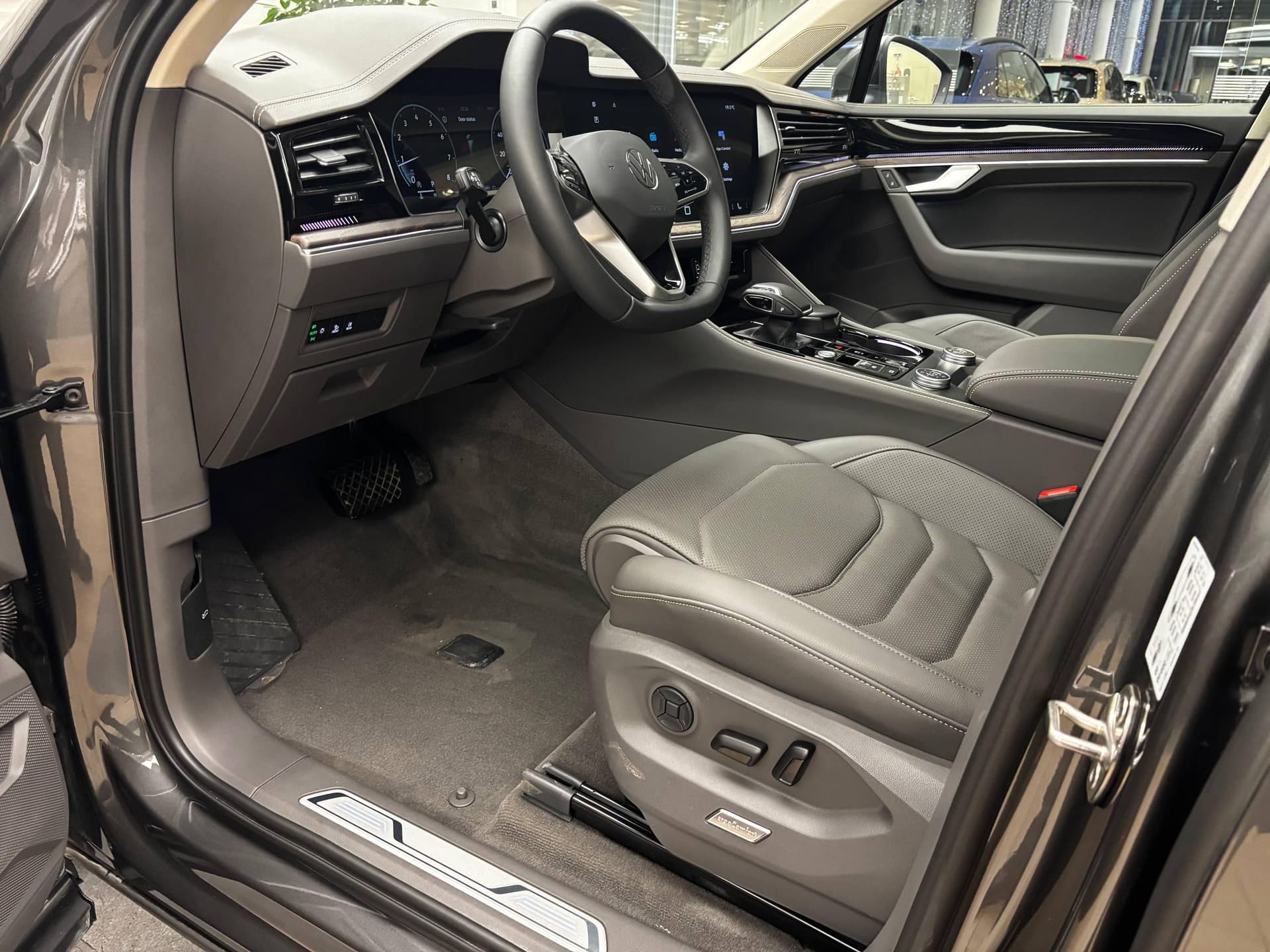 Volkswagen Touareg R-Line 2.0 TFSI 265hp 8AT в лизинг - 11