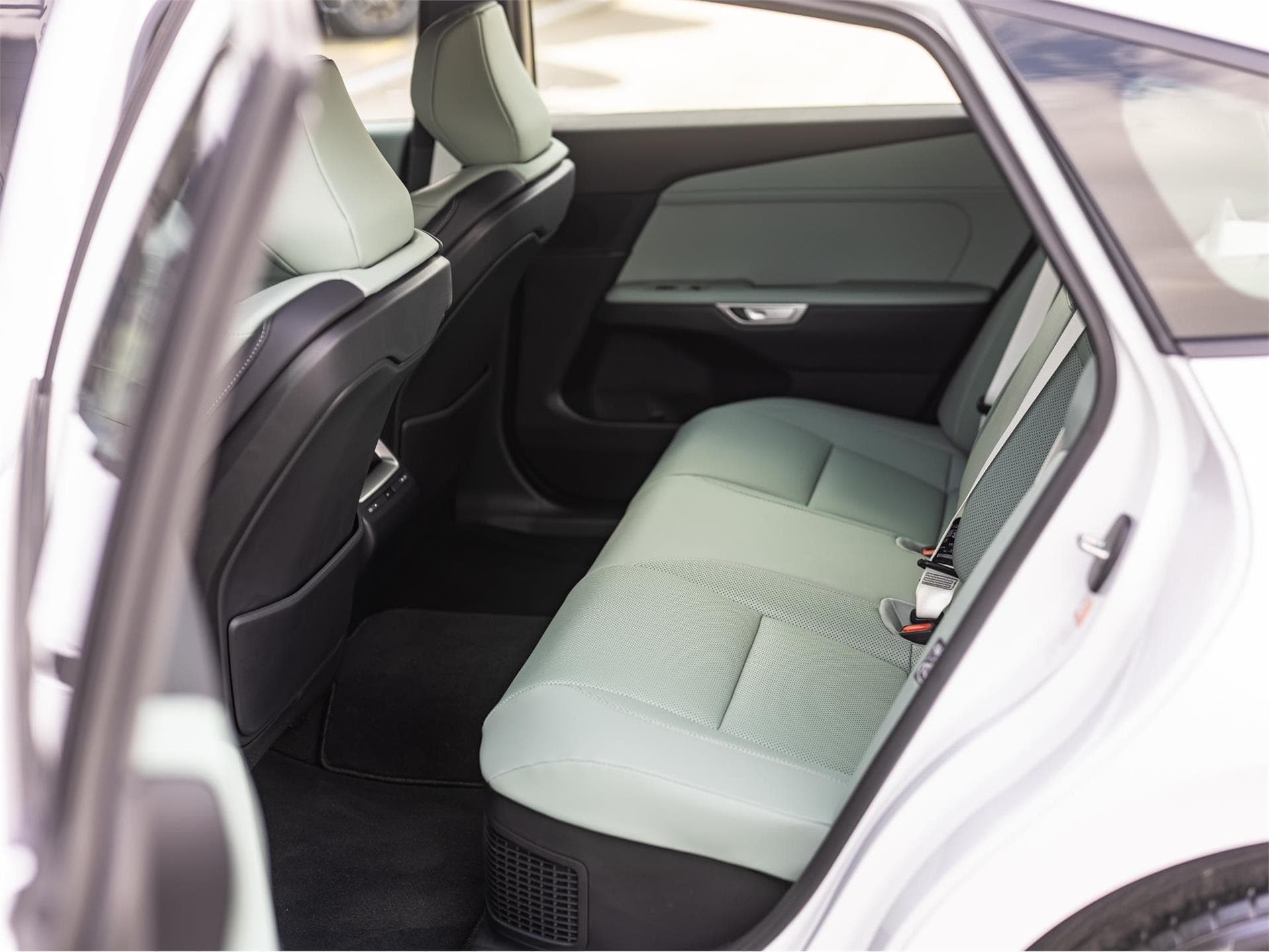 Lexus ES 300h 2.0 гибрид вариатор в лизинг - 14