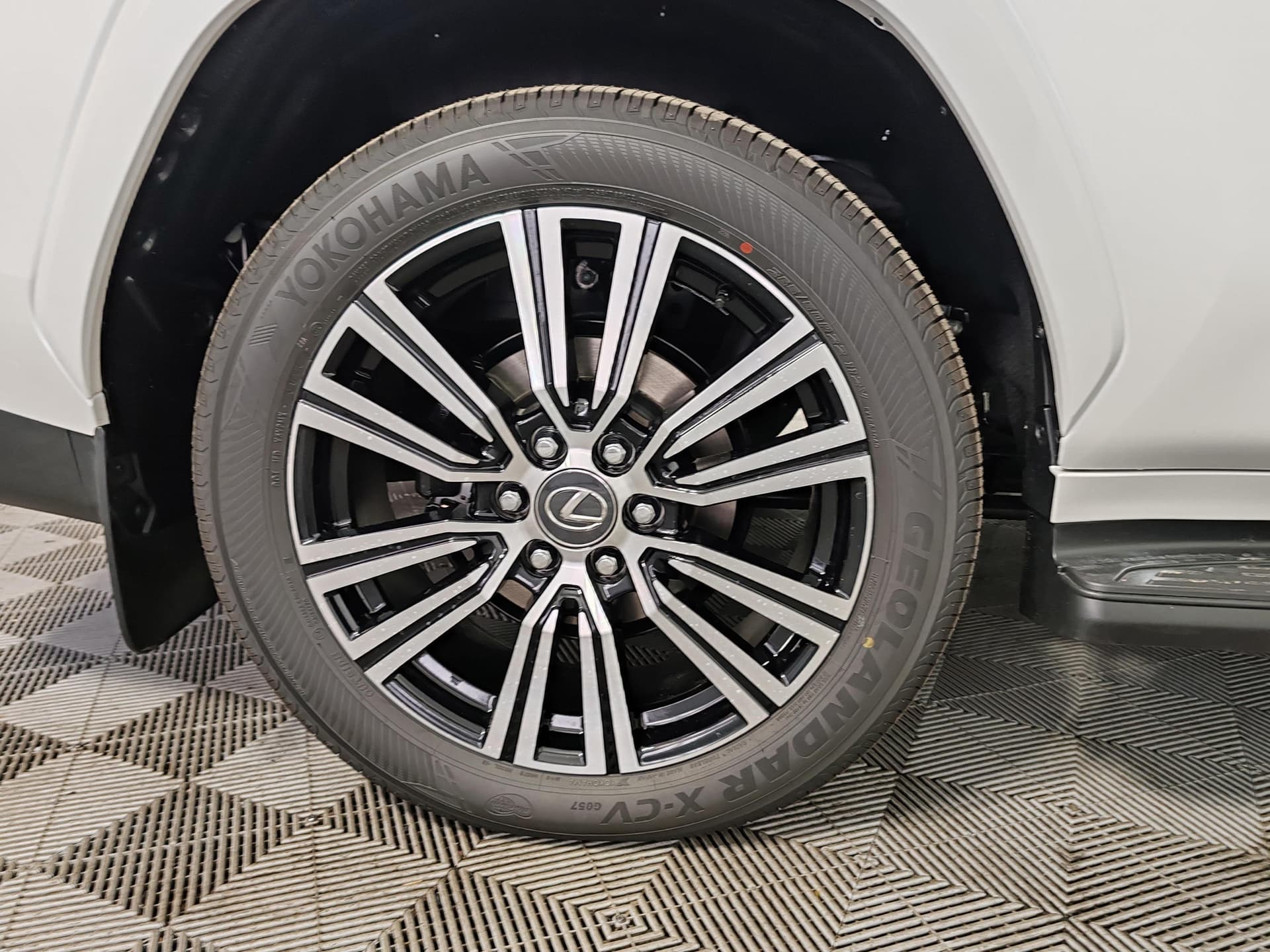 Lexus LX 500d Urban DSL в лизинг - 17