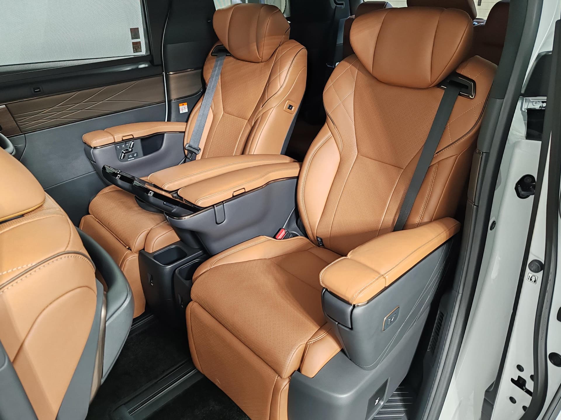 Toyota Alphard 2.5 HEV CVT в лизинг - 14