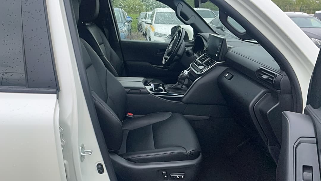 Toyota Land Cruiser 300 - 6