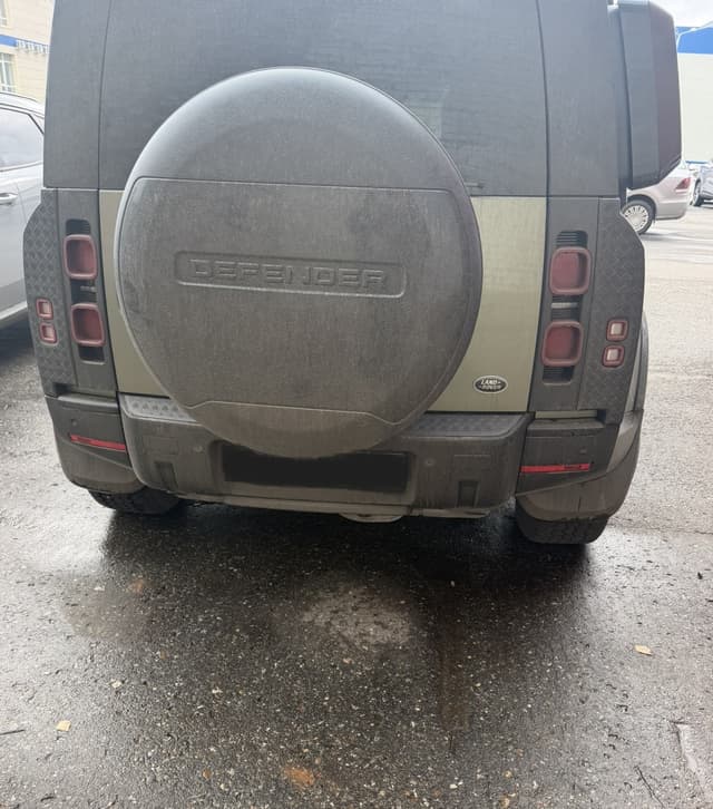 Land Rover Defender 110 - 6