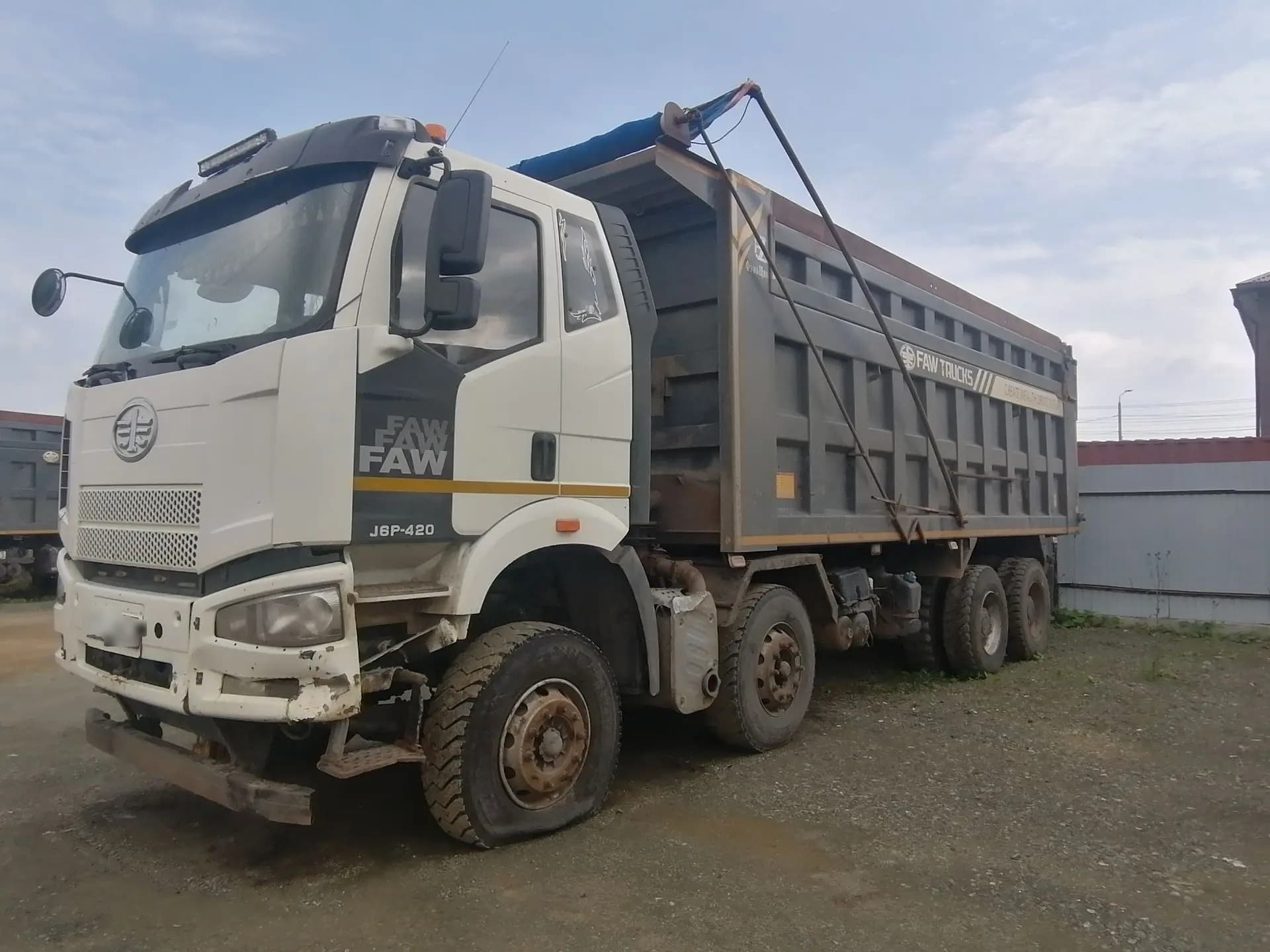FAW J6 8x4 Самосвал - 1