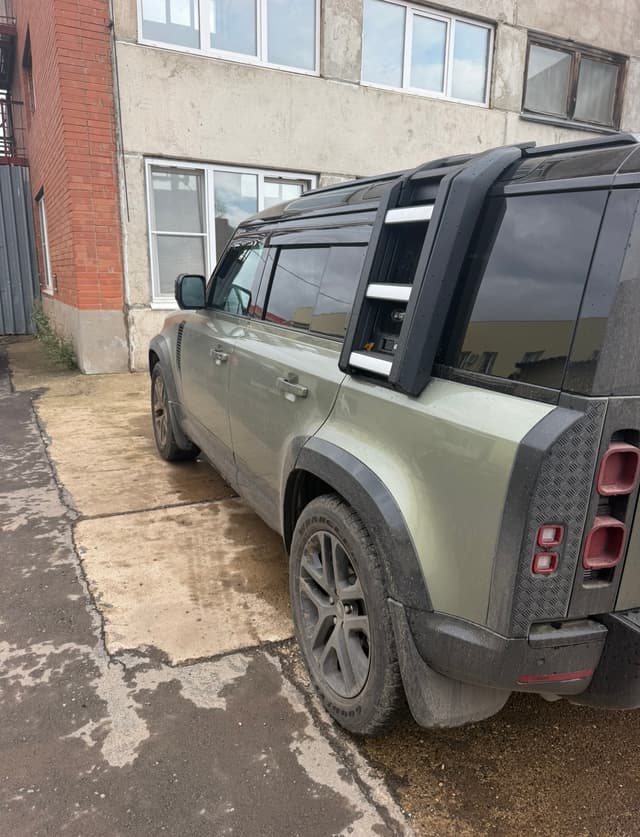 Land Rover Defender 110 - 4