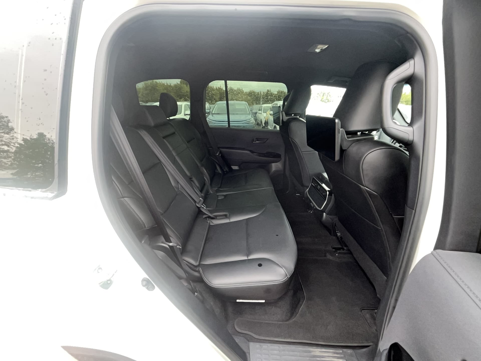 Toyota Land Cruiser 300 - 9
