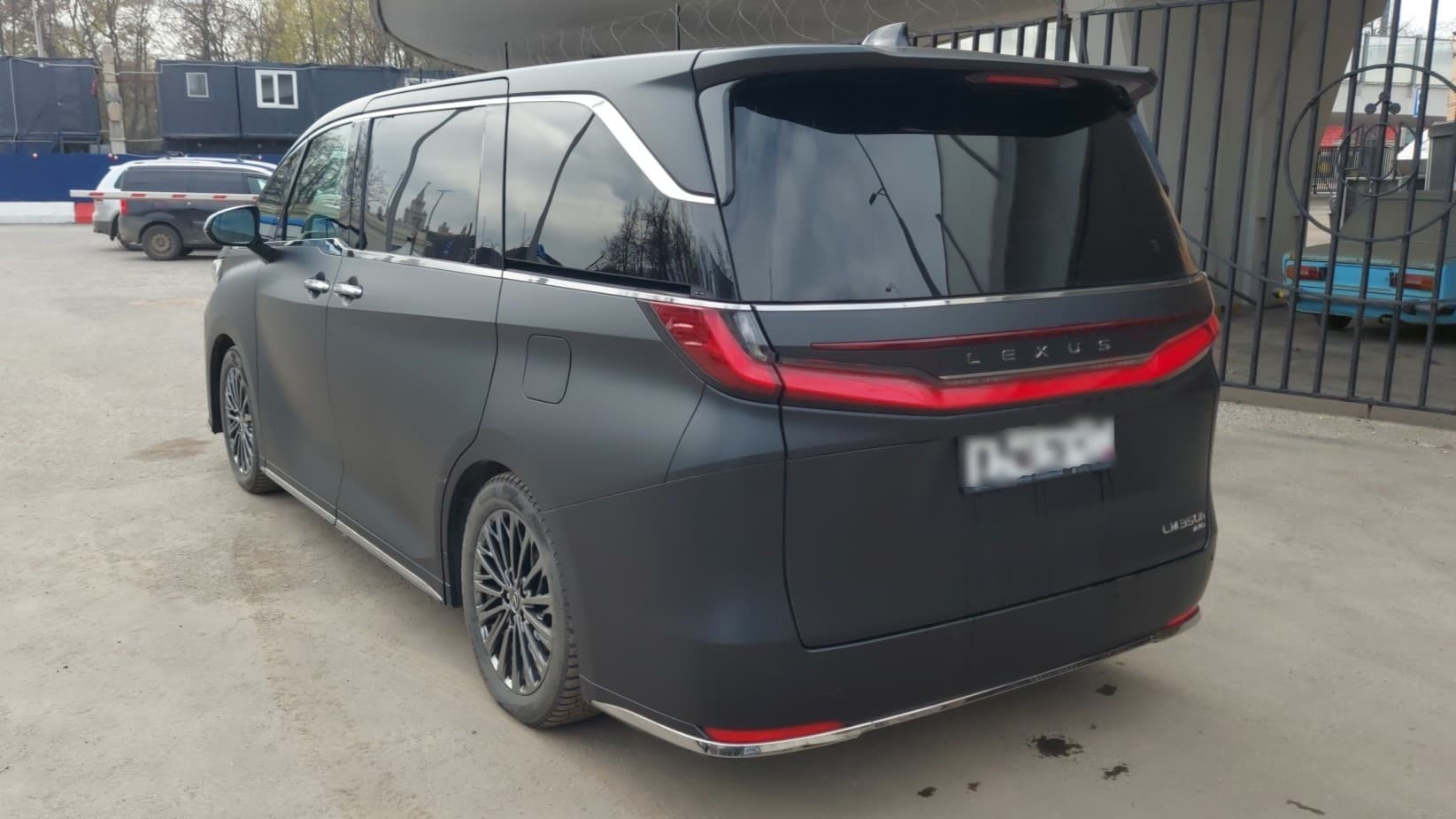 Lexus LM 350h - 4