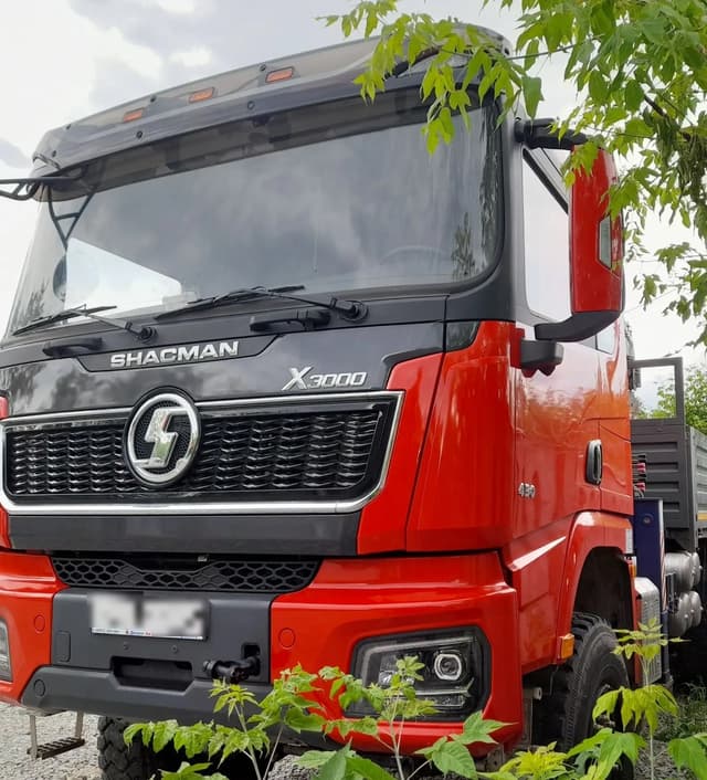 Коммерческие Грузовики KG* на шасси Shacman SX3258 6x6 Бортовой с КМУ - 1