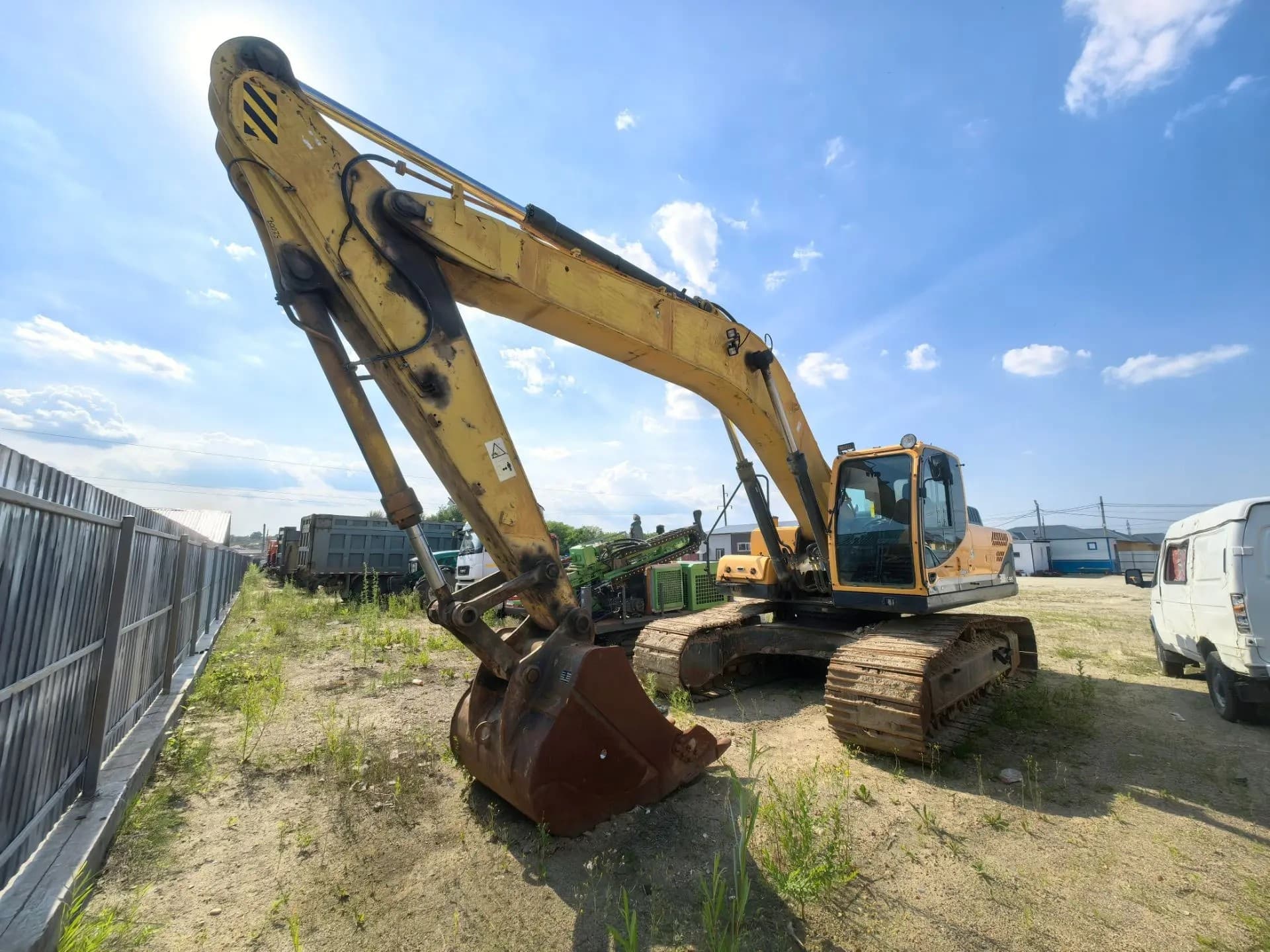 Hyundai R300 Экскаватор - 1