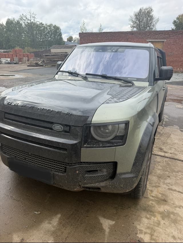 Land Rover Defender 110 - 1