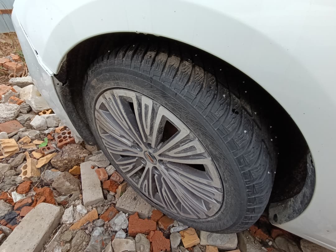 Hongqi H5 - 10