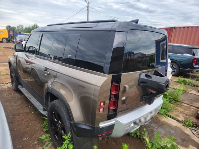 Land Rover Defender 110 - 4