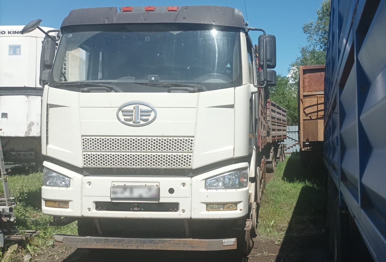Автомастер 5589* на шасси FAW CA 3250 6x4 Зерновоз - 1