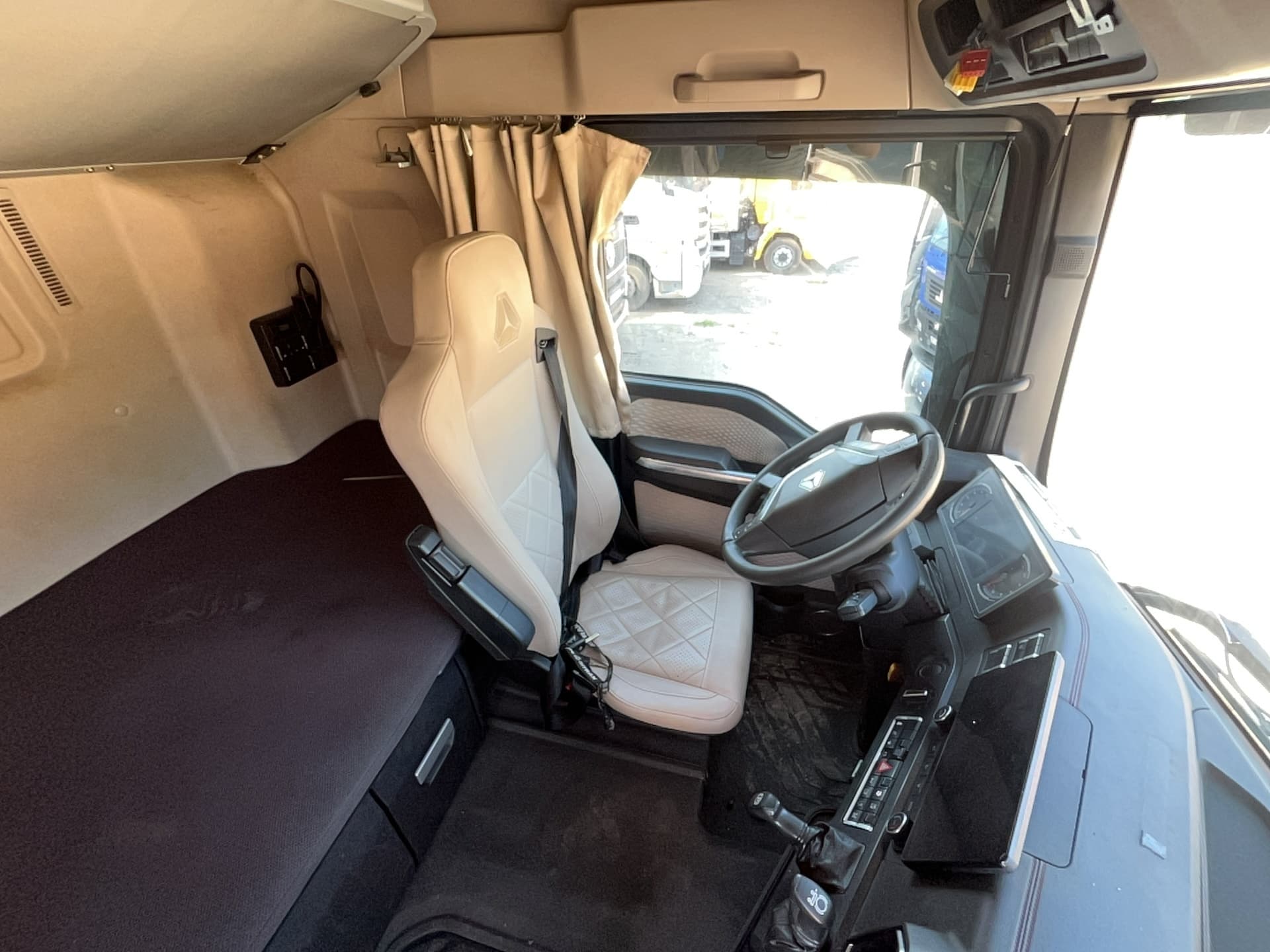 Sitrak C7H 4x2 Седельный тягач - 8