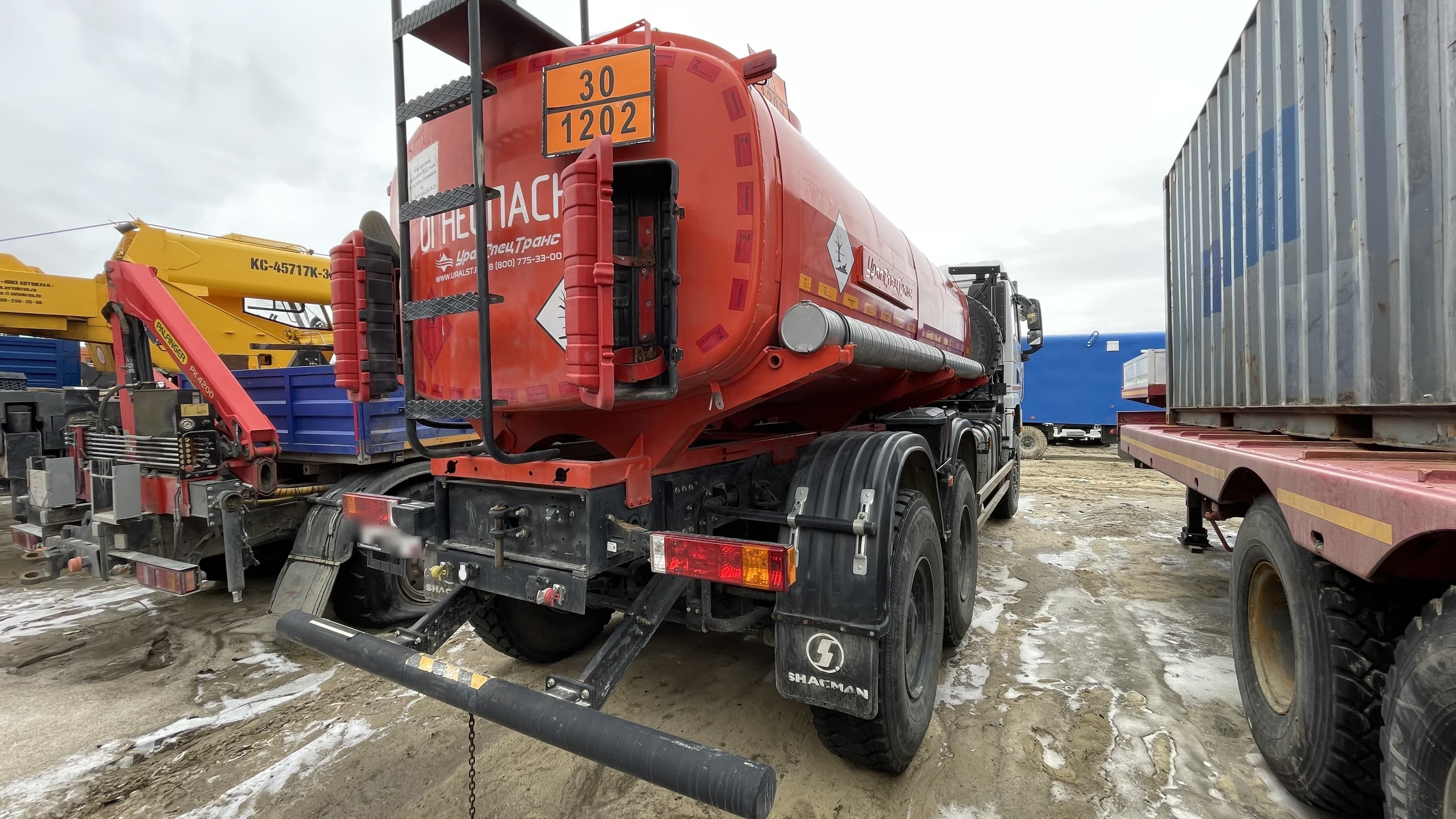 Уралспецтранс 5453* на шасси Shacman SX3258 6x6 Автотопливозаправщик - 3