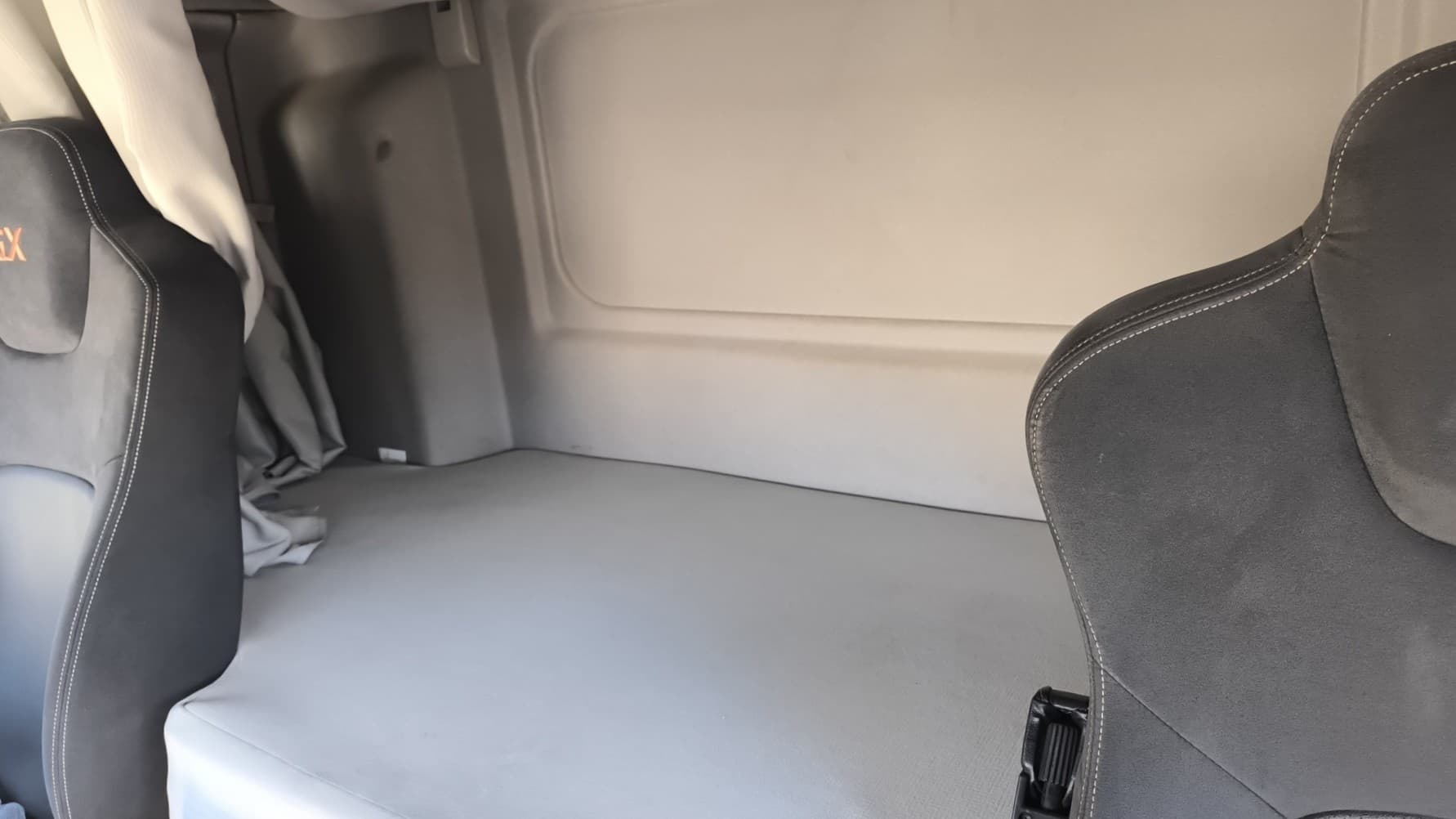 Dongfeng DFH 4x2 Седельный тягач - 9