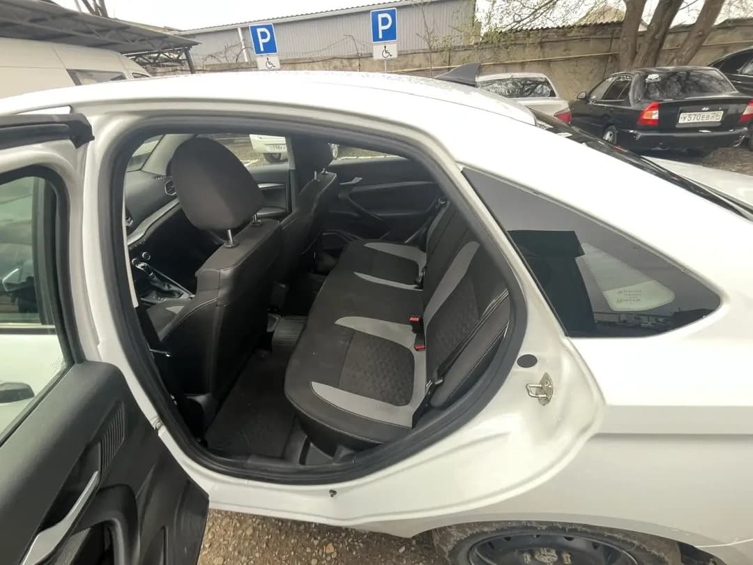 Lada Vesta седан - 8