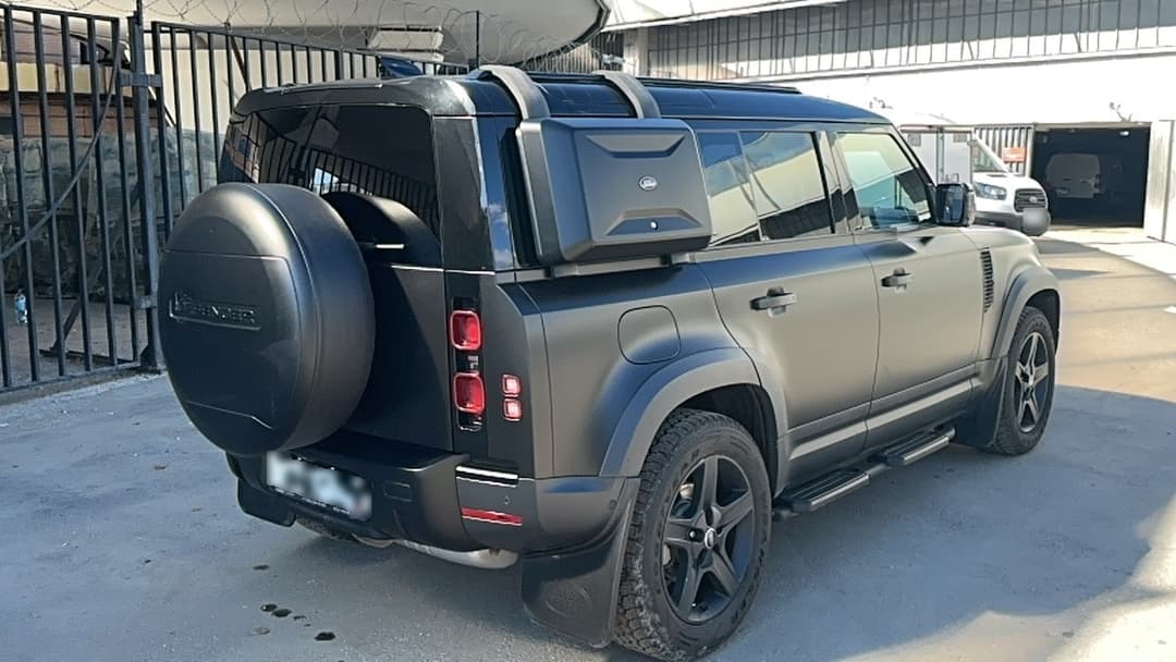 Land Rover Defender 110 - 3